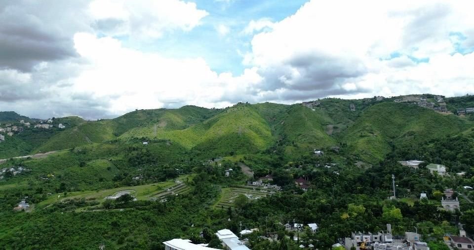 A hillside address, minutes from the city